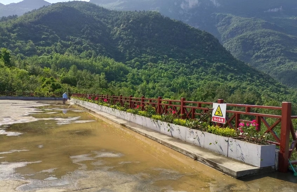 与四川省武都引水工程运管中心签订《武都水库管理中心办公楼院边缘绿化维修工程合同》